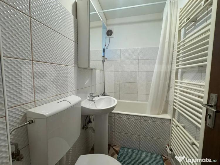 Apartament cu 3 camere semidecomandat în Central