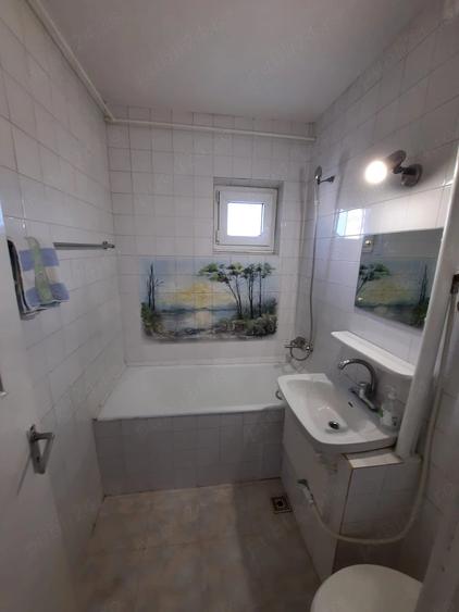 Apartament cu 3 camere semidecomandat în Exterior Vest