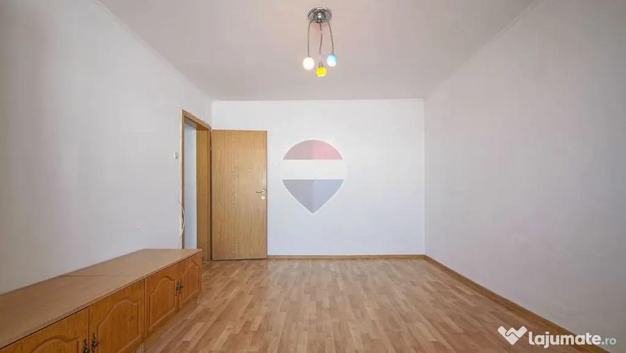 Apartament cu 3 camere semidecomandat în Nord