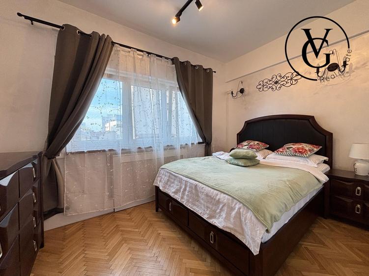 Apartament cu 4 camere semidecomandat, mobilat în P-ța Universității