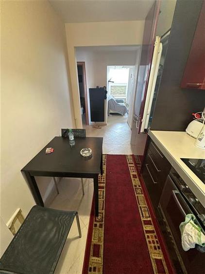 Apartament cu 3 camere semidecomandat, mobilat în Tineretului