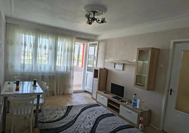 Apartament cu 2 camere semidecomandat în Filiași