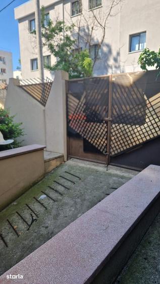 Casă cu 10 camere cu Teren 402 Mp în Tei