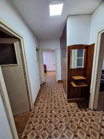 Apartament cu 3 camere semidecomandat în Central