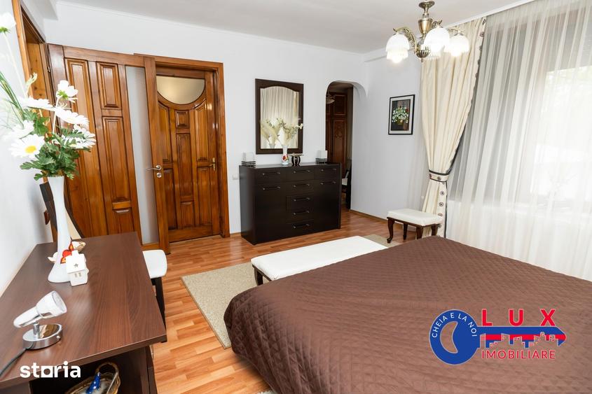Casă cu 7 camere cu Teren 275 Mp în Central