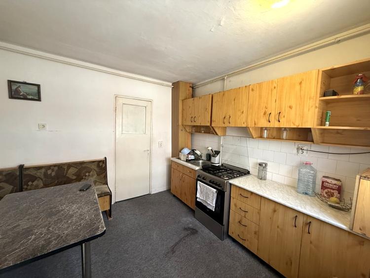 Apartament cu 3 camere semidecomandat, mobilat în Cetate