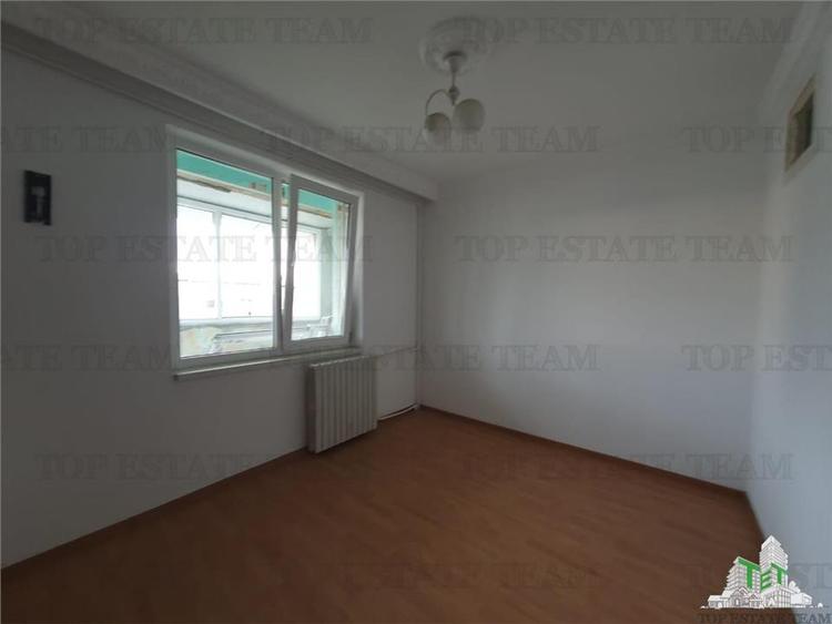 Apartament cu 5 camere decomandat, mobilat în Sud