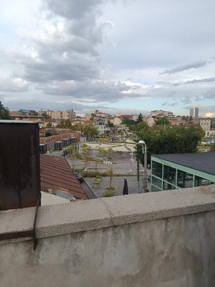 Casă individuală cu 10 camere cu Canalizare în P-ța Victoriei