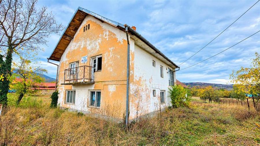 Casă individuală cu 7 camere cu Teren 825 Mp în Lăpușnicu Mare
