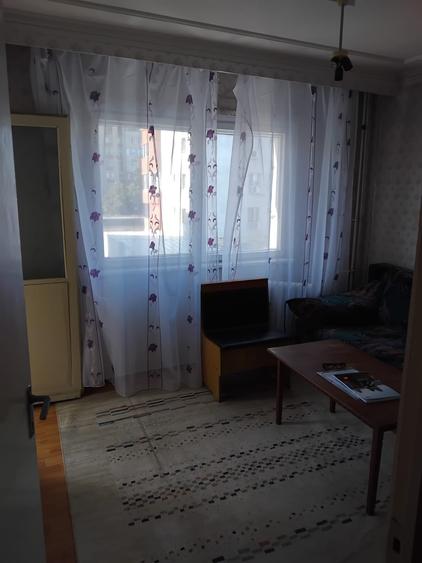 Apartament cu 4 camere decomandat în Casa de Cultură