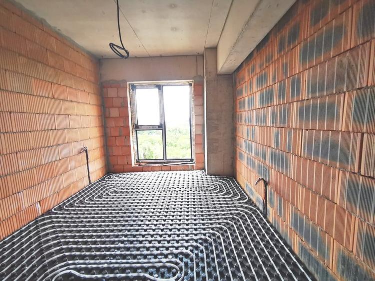 Apartament cu 3 camere decomandat în Sisești