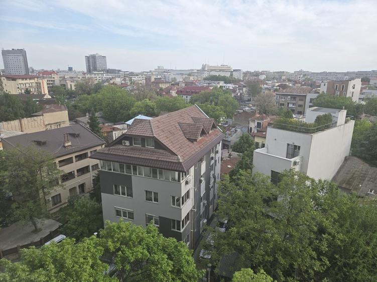 Apartament cu 3 camere decomandat în Titulescu