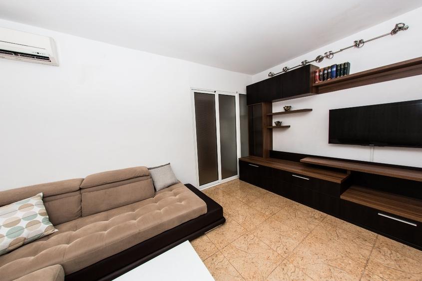 Apartament cu 3 camere semidecomandat, mobilat în Gara de Nord