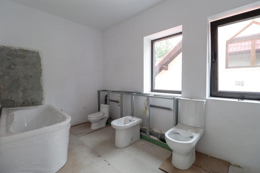 Casă individuală cu 5 camere cu Canalizare în Central