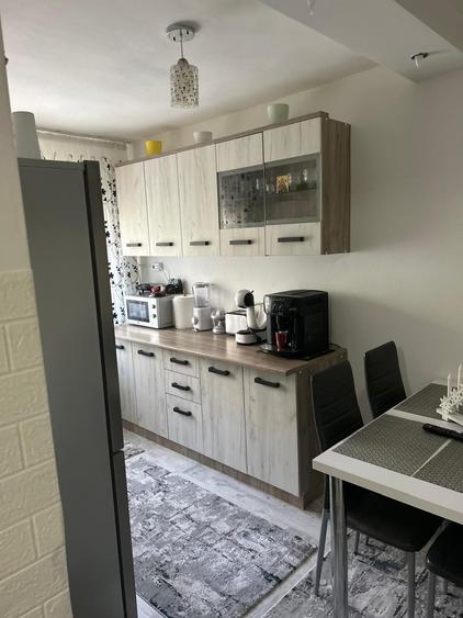 Apartament cu 3 camere semidecomandat în 9 Mai
