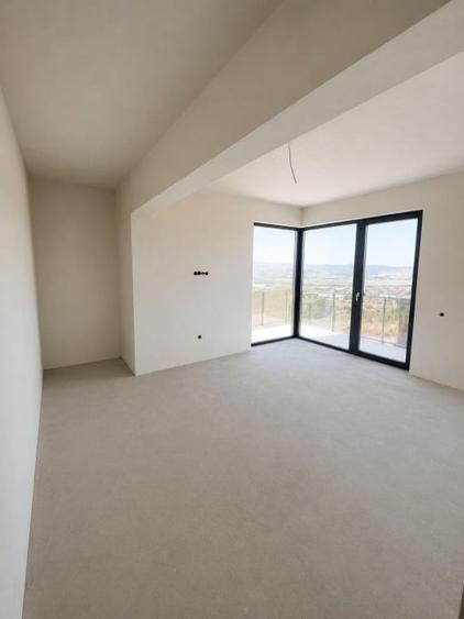 Casă individuală cu 5 camere cu Teren 450 Mp în Dezmir