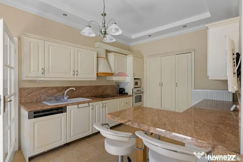 Apartament cu 3 camere semidecomandat în Central