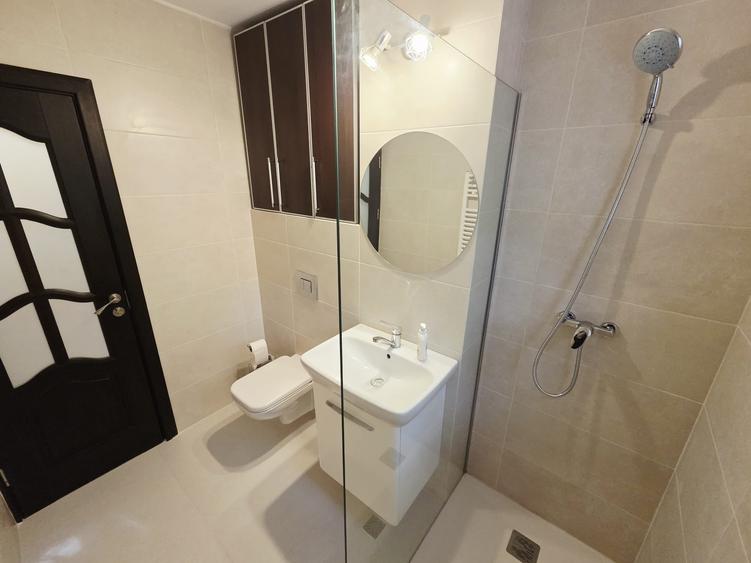 Apartament cu 3 camere decomandat în Piața Centrală