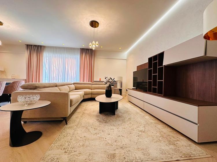 Apartament cu 4 camere decomandat în Herăstrău