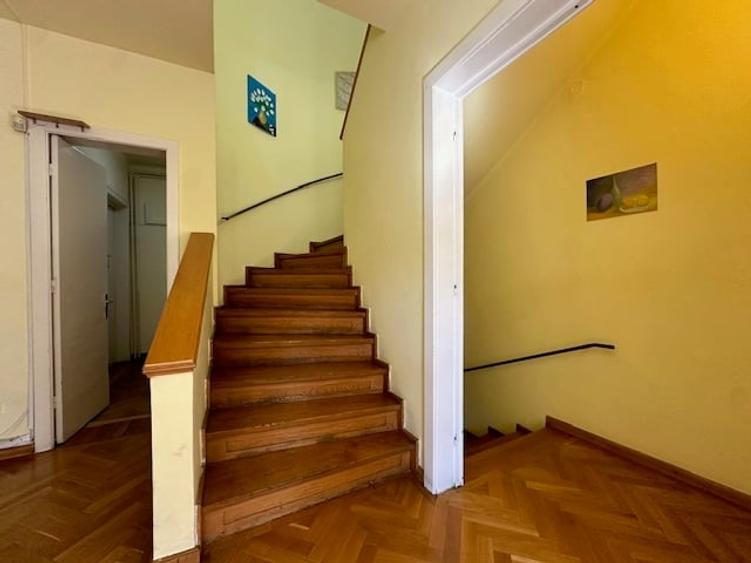 Casă individuală cu 12 camere cu Canalizare în Capitale