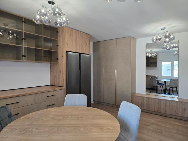 Apartament cu 4 camere decomandat în P-ța Alba Iulia