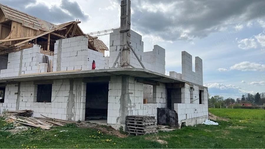 Casă cu Teren 3000 Mp în Budila
