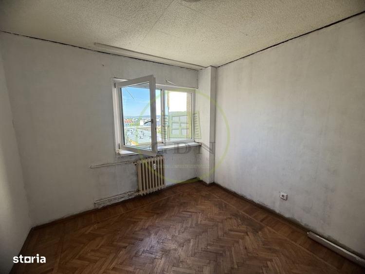 Apartament cu 4 camere semidecomandat în Calea București