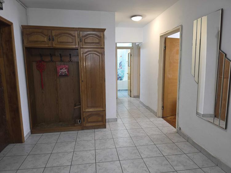Apartament cu 3 camere decomandat în Rolast