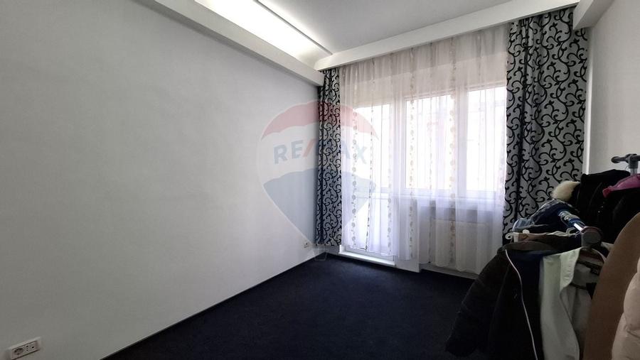 Apartament cu 4 camere semidecomandat în P-ța Victoriei