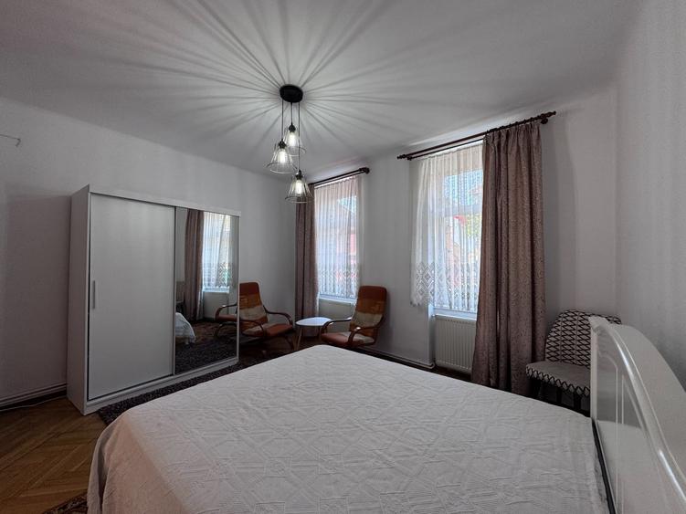 Apartament la casa, cu 3 camere, semidecomandat, zona centrala, str. Sitei - 8