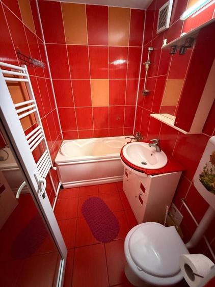 Apartament cu 3 camere semidecomandat în Central