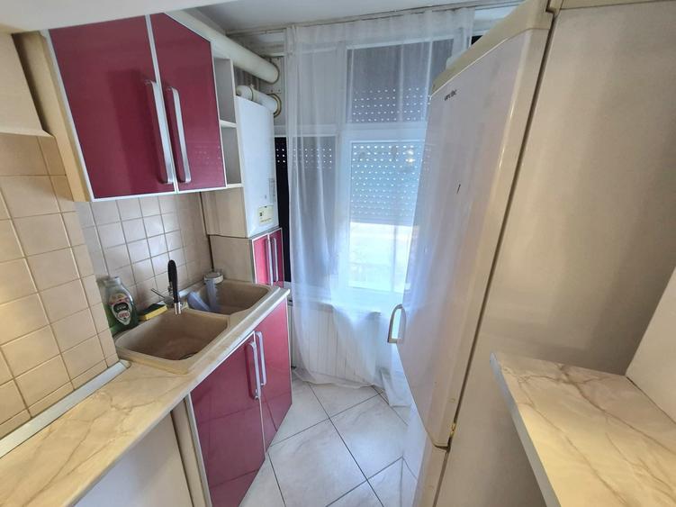 Apartament cu 3 camere decomandat în Micro 16