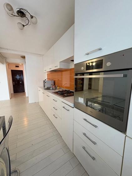 Apartament cu 3 camere semidecomandat în Cățelu