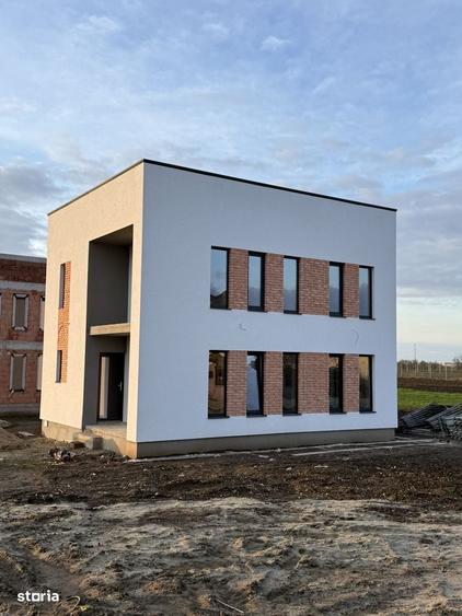 Casă cu 4 camere cu Teren 300 Mp în Central