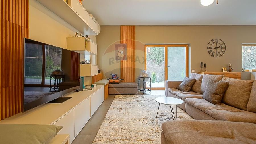 Casă individuală cu 6 camere cu Teren 1800 Mp în Poiana Angelescu