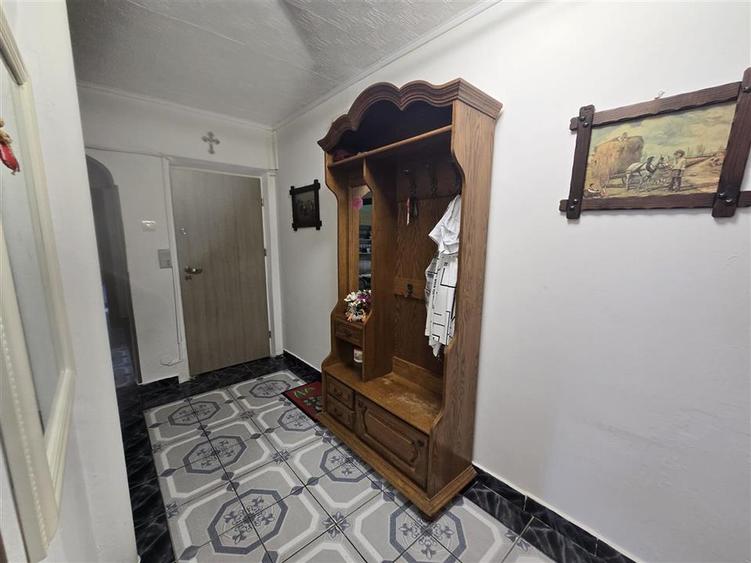Apartament cu 4 camere decomandat, mobilat în Exterior Est