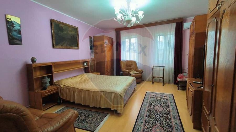 Casă individuală cu 6 camere cu Piscina în Piața Centrală