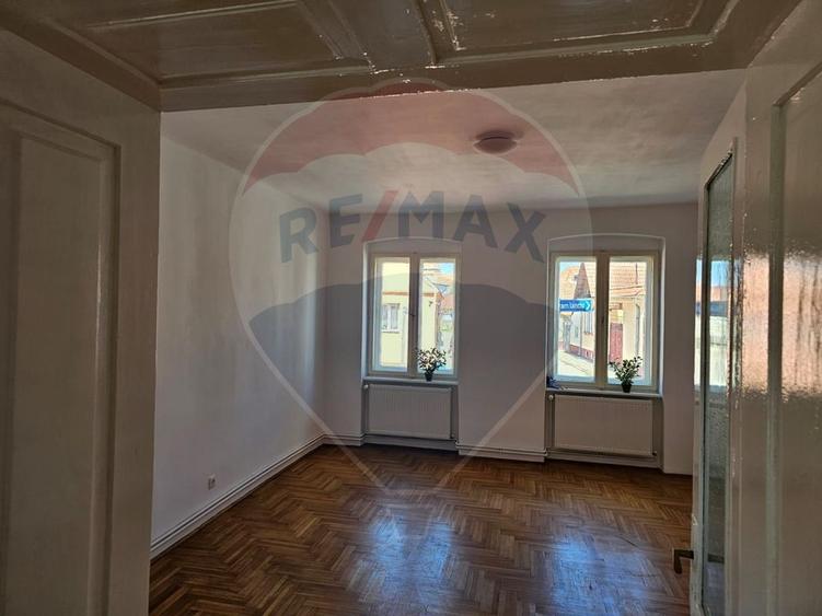 Casă individuală cu 3 camere cu Teren 305 Mp în Central