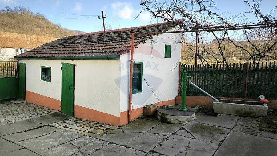 Casă cu 4 camere cu Teren 1084 Mp în Vale