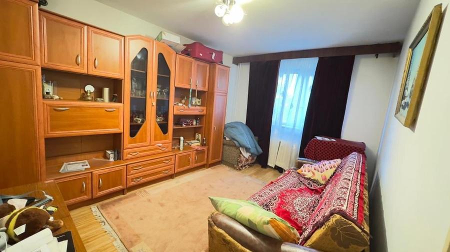 Apartament cu 3 camere decomandat în Noua