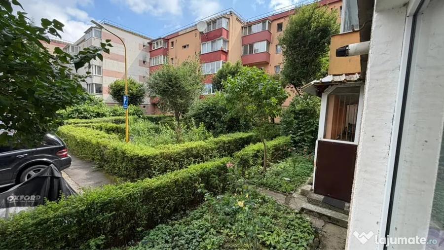 Apartament cu 3 camere semidecomandat în Florilor