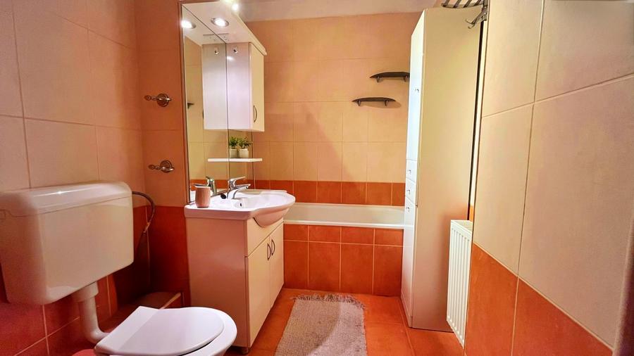 Apartament cu 3 camere decomandat, mobilat în Central