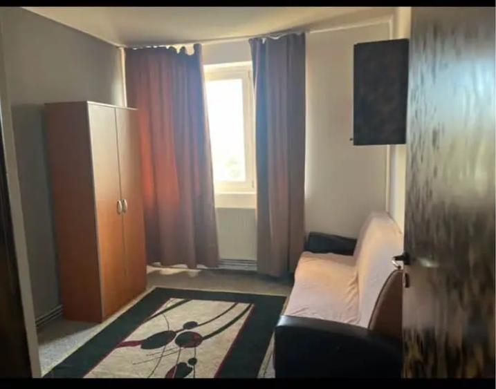 Apartament cu 3 camere decomandat în Podu Roș