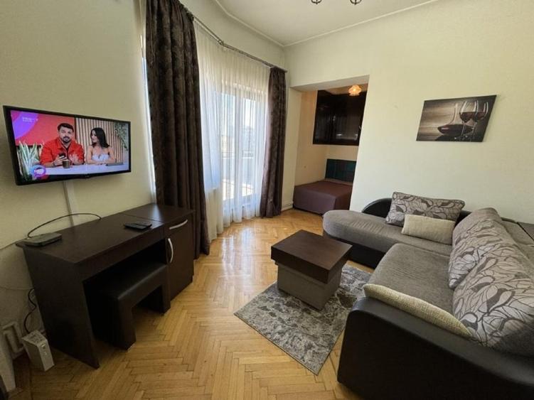 Garsonieră decomandată, mobilată în Universitate