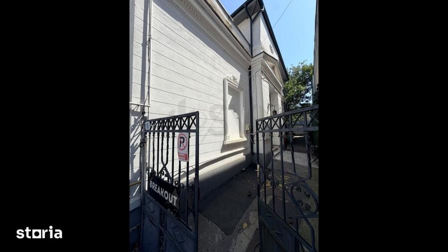 Casă cu 10 camere cu Teren 335 Mp în Victoriei