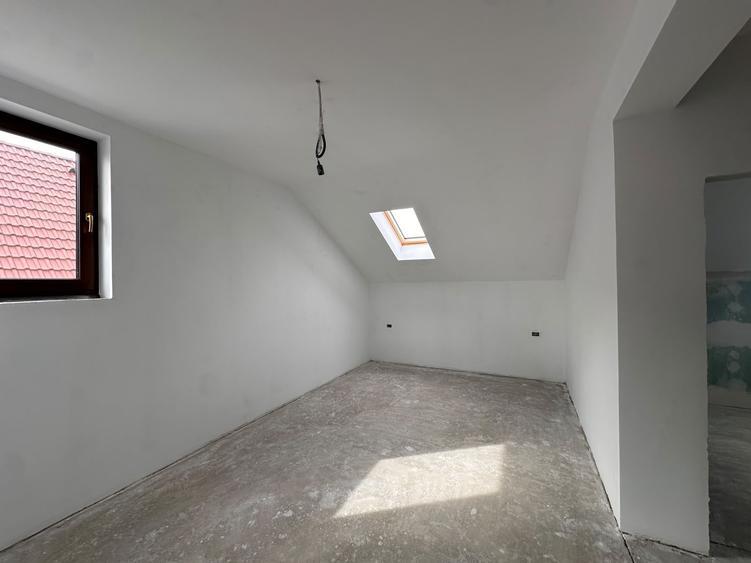 Duplex cu 5 camere cu Canalizare în Moșnița Nouă