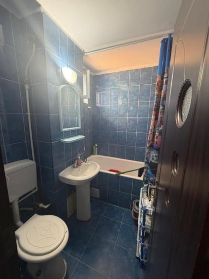 Apartament cu 2 camere semidecomandat, mobilat în Craiovița Nouă