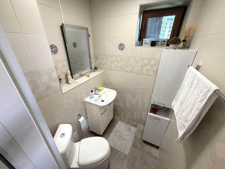 Apartament cu 3 camere semidecomandat în Craiovița Nouă