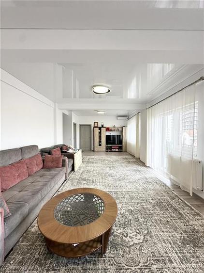 Apartament cu 3 camere semidecomandat, mobilat în Nord