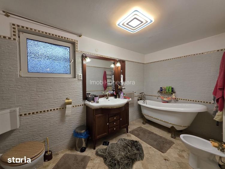 Casa spa?ioasa cu etaj, utilita?i complete ?i piscina Simeria, HD